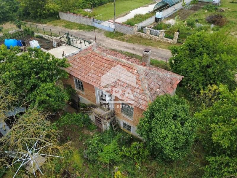 ЕКСКЛУЗИВНО! Равен парцел с излаз на две улици с партиди за ток и вода