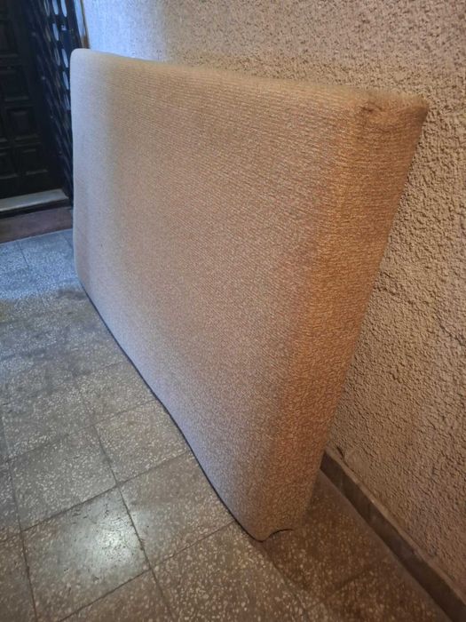 Еднолицев матрак с дървена рамка.
Цена 30лв.