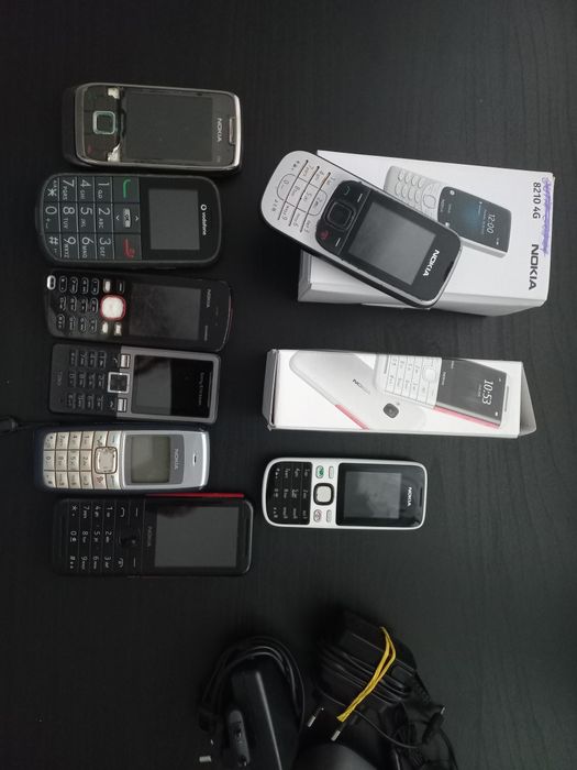 Lot 8 telefoane vechi pentru piese / colecție (Nokia, Sony Ericsson)