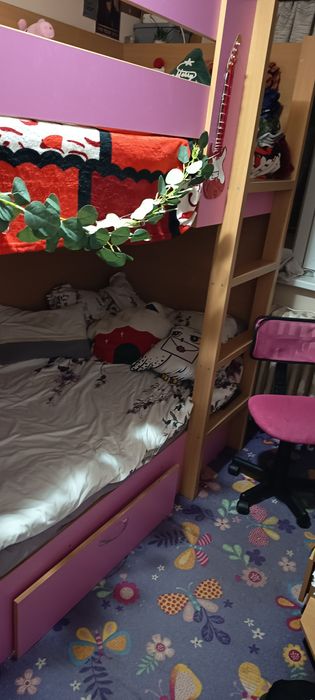 Vand pat etajat de fetițe