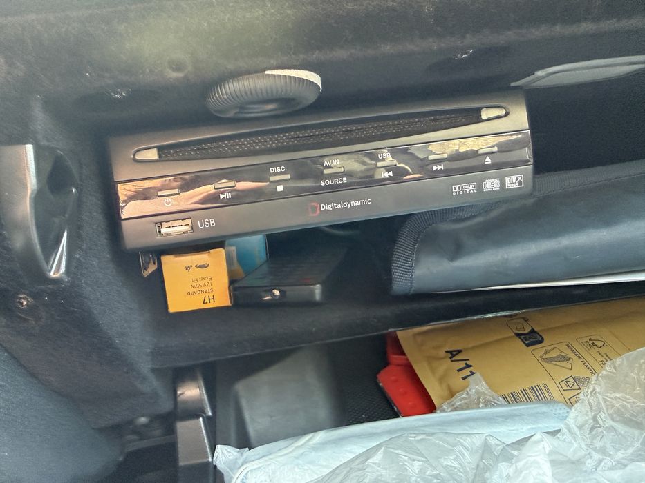 автомобилен DVD плейър с два монитора Alpine