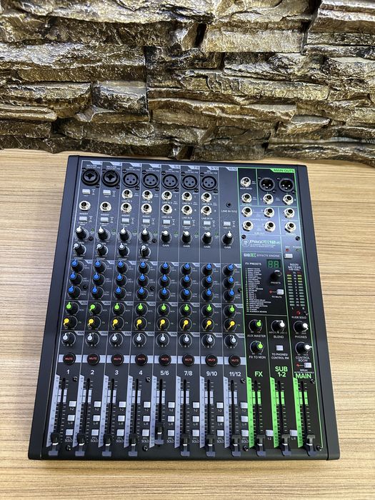 Mixer Mackie ProFX12 V3 ca nou in cutie