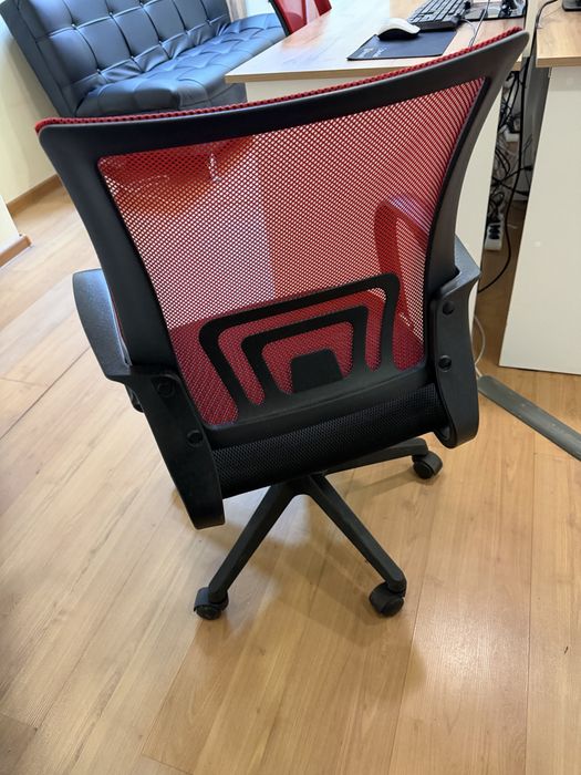 Офисные стулья в хорошем состоянии