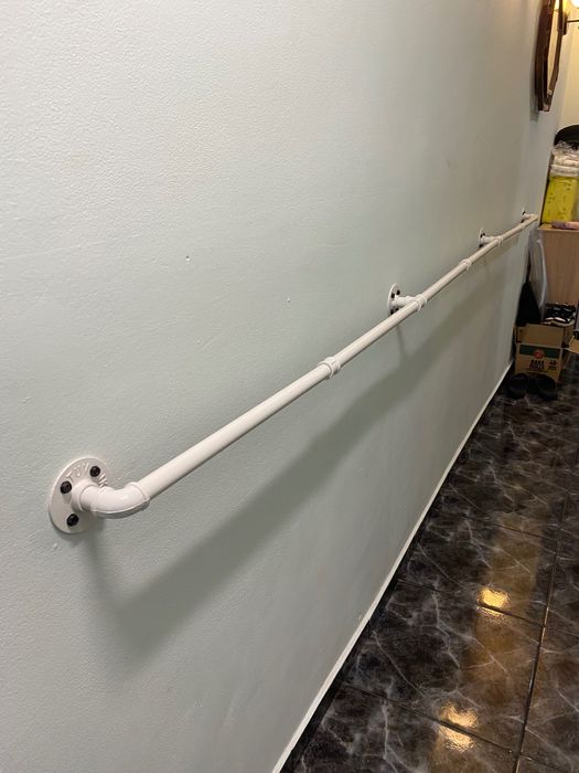 Стенен парапет помощен