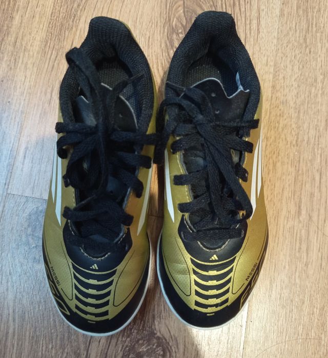 Футболни обувки и стоножки