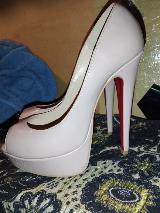 Лабутены среднего состояния