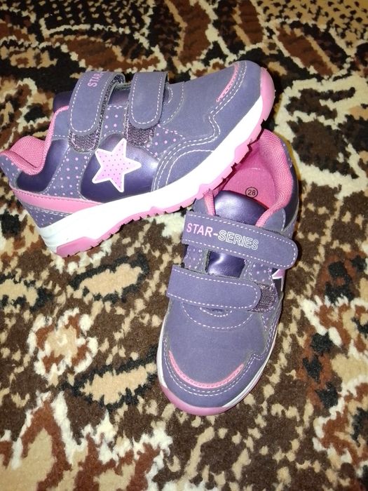 Детски затворени обувки