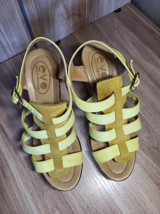 Жёлтые босоножки на платформе