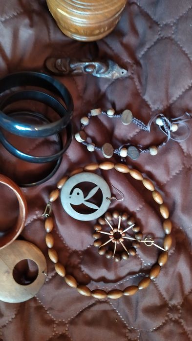 Продавам дървени кутийки и украшения