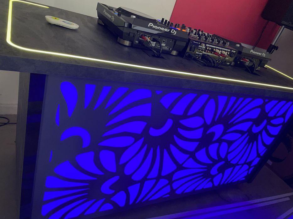 Pupitru DJ Profesional RGB - DJ Booth cu casetă luminoasă ( de vânzare & de închiriat )