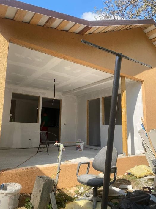 vand case pe structura metalica