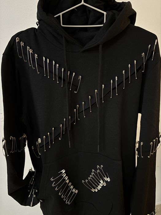 Hanorac personalizat cu detalii metalice si lanturi