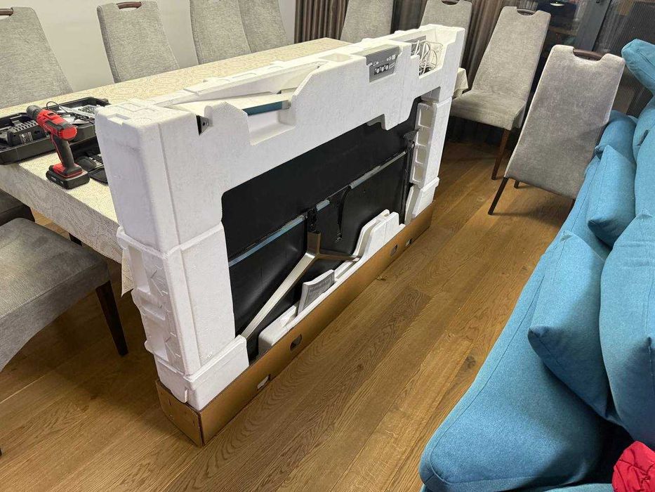 Повреден телевизор Samsung UE75MU8002