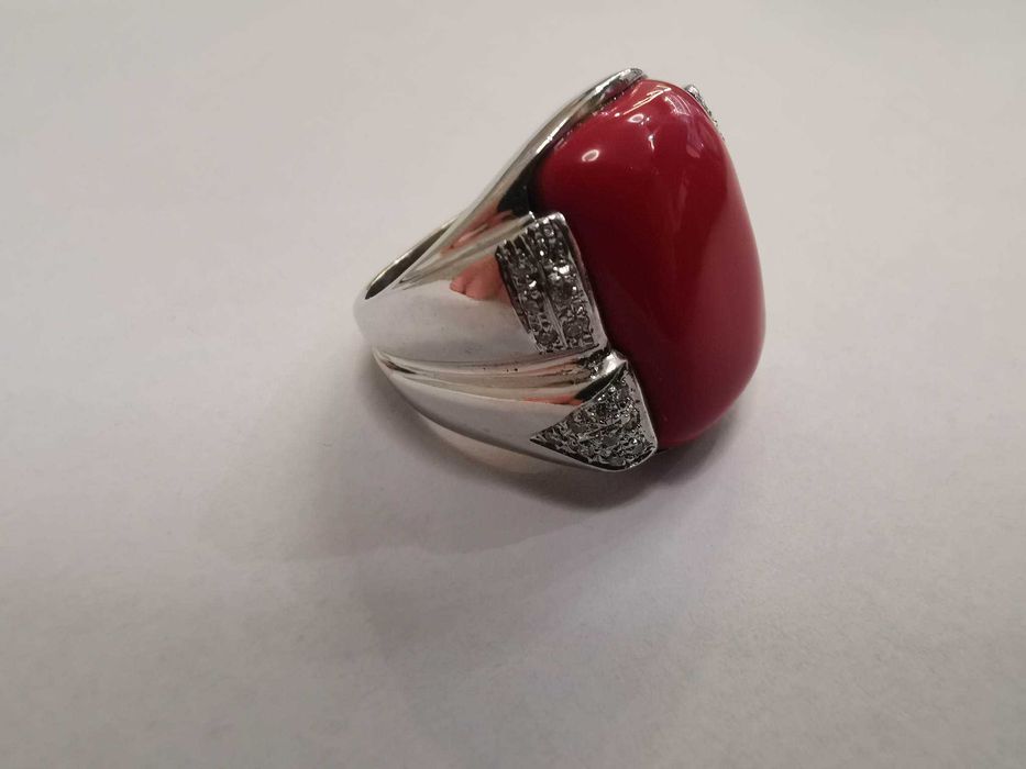 Продавам златен пръстен с корал и диаманти silvia kelly