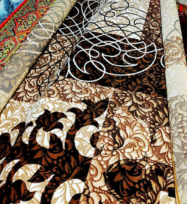 Mutlaqo yangi evro uslubidagi gilam, qalin qoziqli yumshoq. Olchamlari