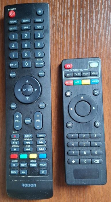 Телевизор Roison 32 диагональ, кронштейн, приставка. Всё в комплекте.