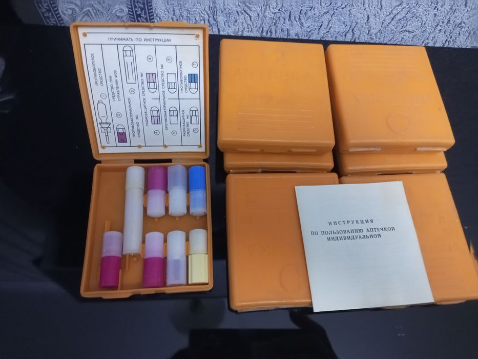 Продам  ,аптечки, противогазы при СССР..