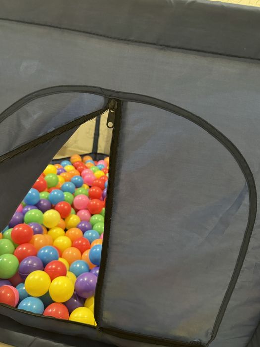 Манеж с игрушками