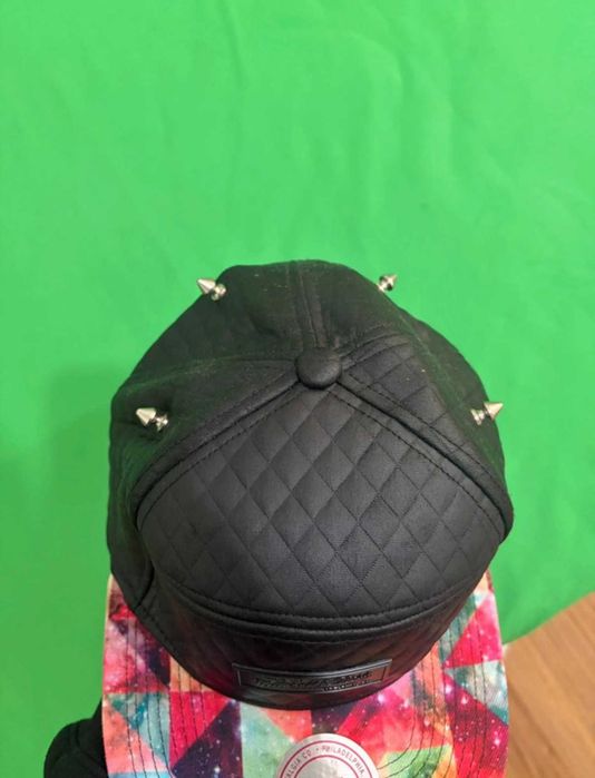 Șapcă Mitchell & Ness 5-Panel Quilted Leather & Spikes – Ediție de Colecție, Nouă