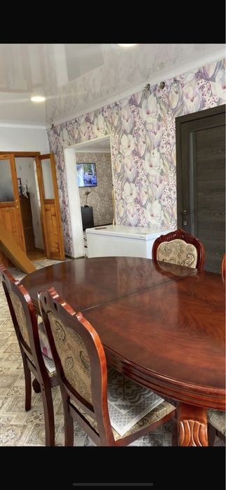 Стол со стулями из красного дерева