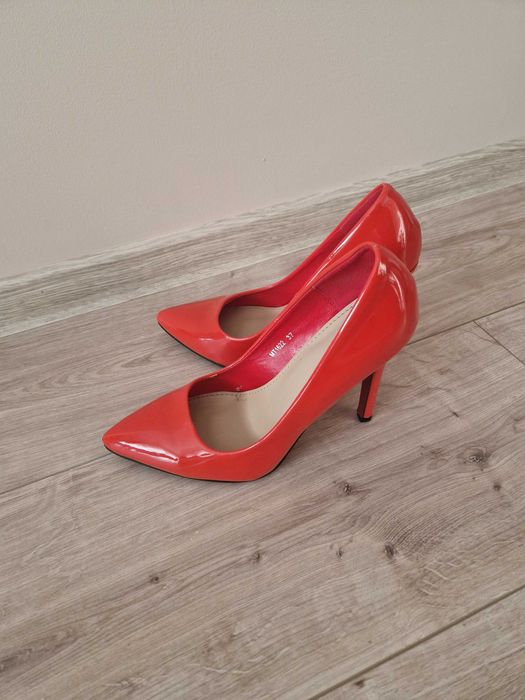 Pantofi rosii marimea 37