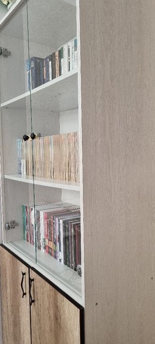 Книжный шкаф сотилади