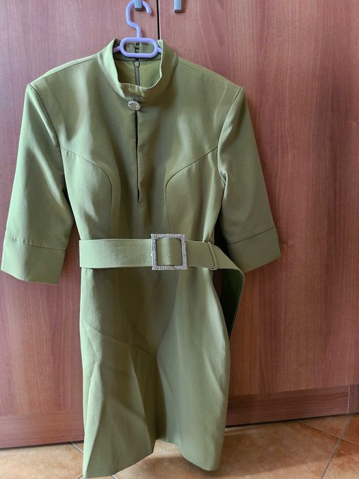 Зелена рокля за повод