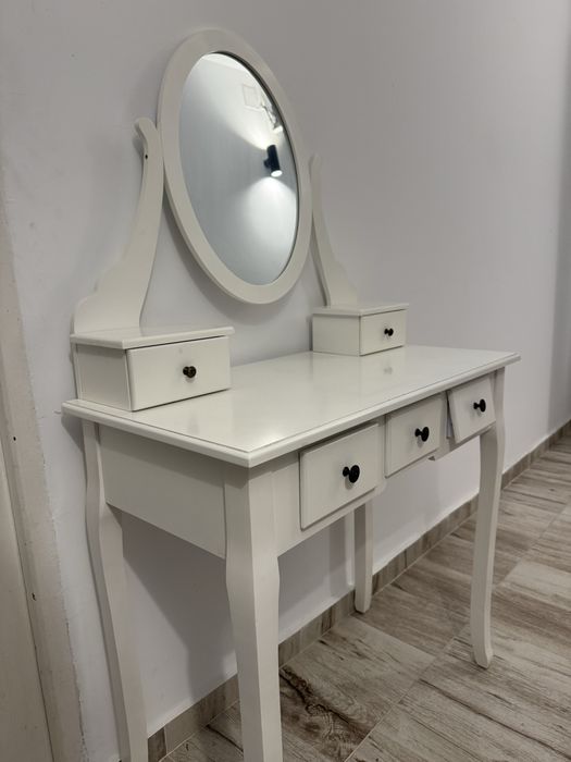 Masuta pentru machiaj cu oglinda