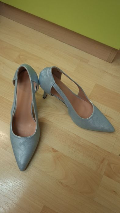 Продавам уникални светлосиньи токчета с цветя.