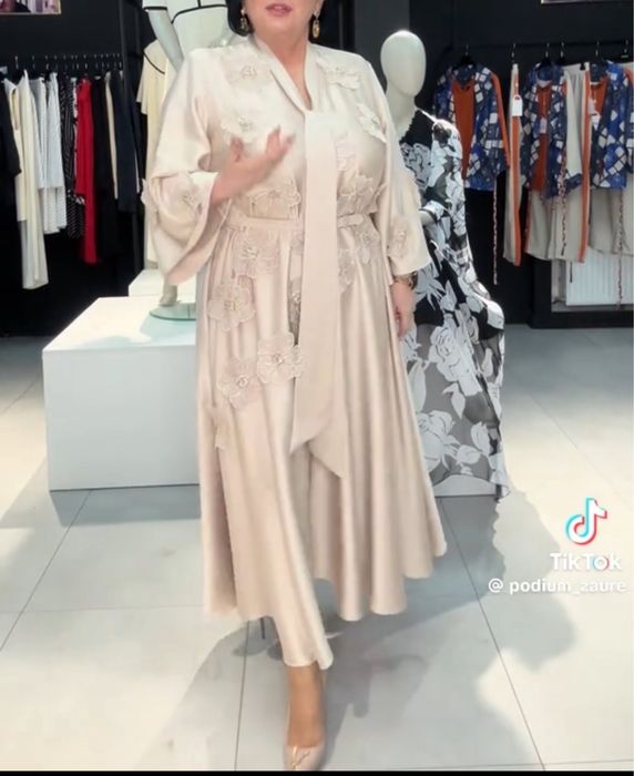 Платье торжественное, красивое