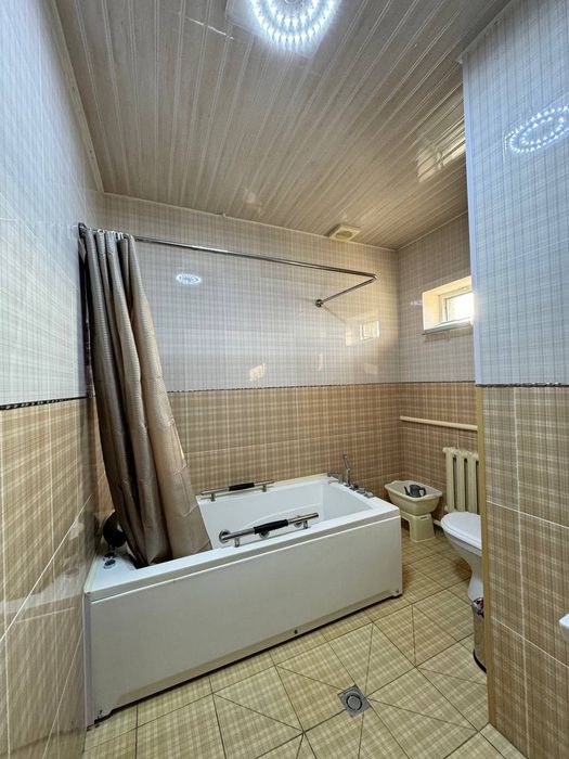 Guliston shaxar ,4 mavzeda joylashgan 10 sotix yer matdoniga ega hovli