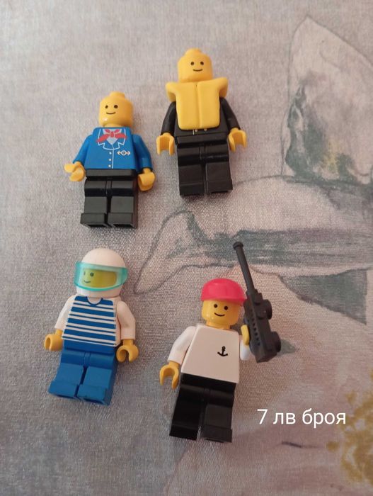 Продавам Лего стари фигурки