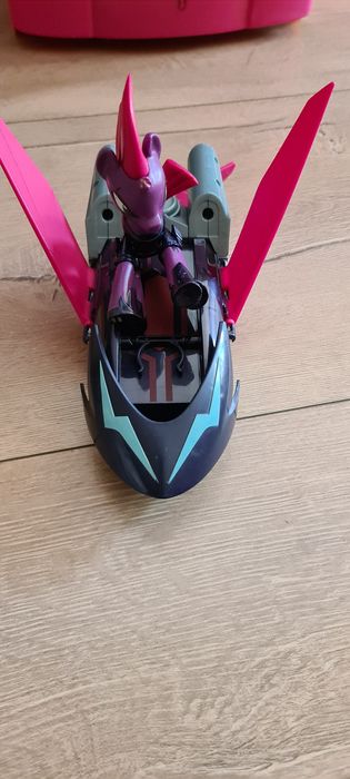 Tempest Shadow cu vehicolul Sky Skiff