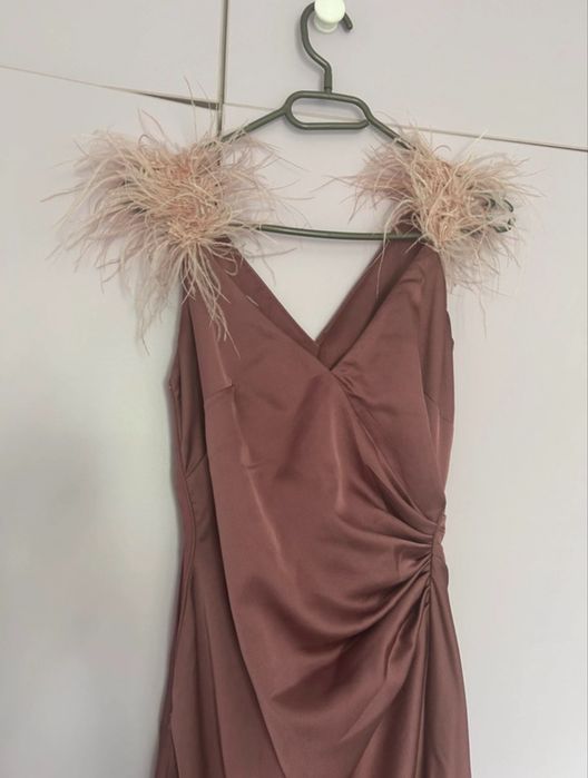Rochie cu pene eleganta de seara