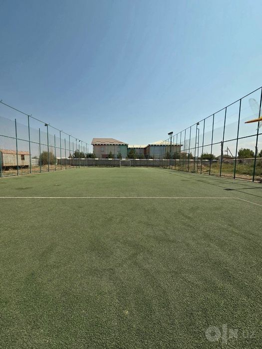 Futbol maydonchasi uchun sun’iy chim va tosiq devor