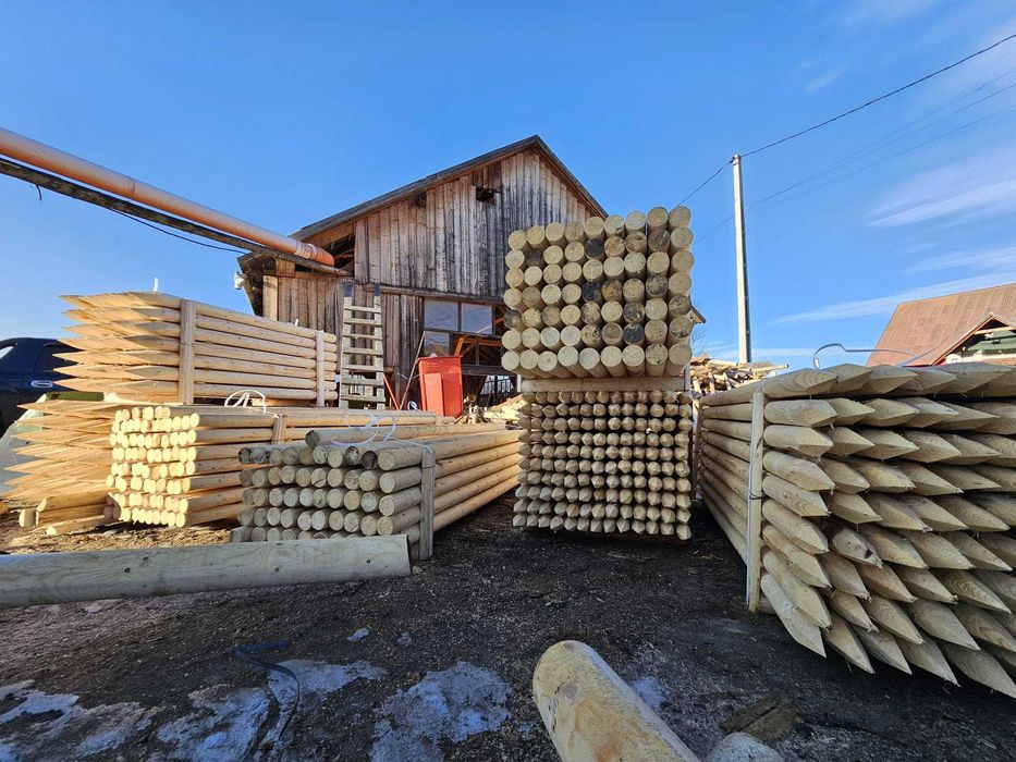 Stalpi rotunzi pentru gard din lemn tratat