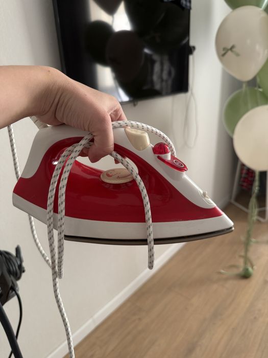 Утюг Тефаль красного цвета