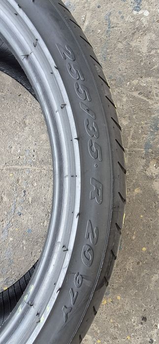 4 anvelope vara Pirelli,fata 255/35/20,spate 285/30/20.Pretul este pe bucata.