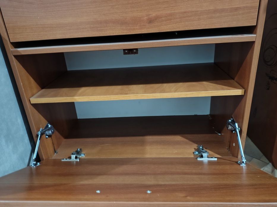 Продам Обувницу.