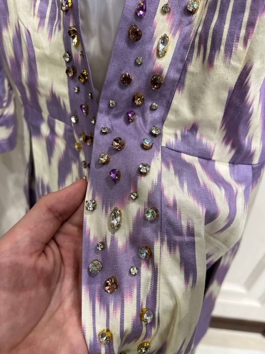 Qo‘l mehnatida ayollar atlas libosi – nafis uslubda