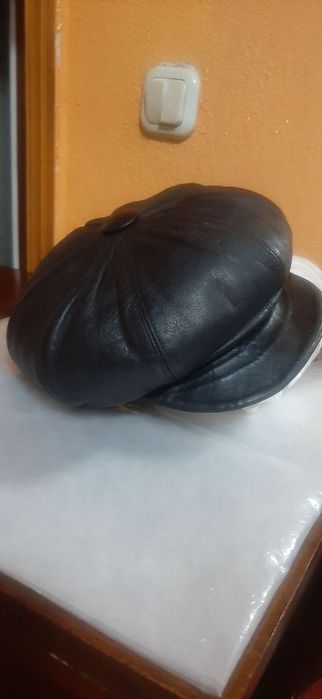 Фуражка из чистой кожи 100% в отличном состояние,продаю дёшево.