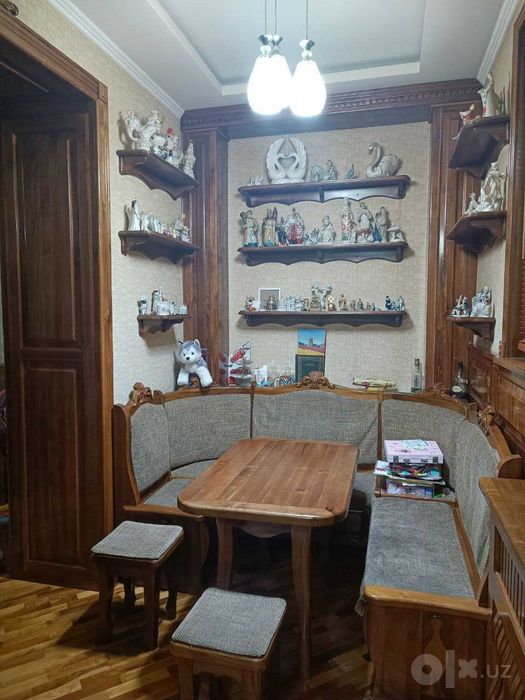 продается 4 комнатная квартира 1 этаж 100 кв. метров в центре города