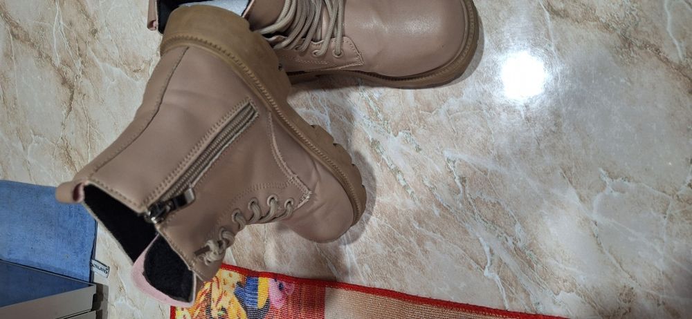 Продаются детские ботинки на зиму для девочку в хорошем состоянии.