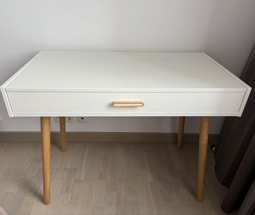 Vand masuta de machiaj