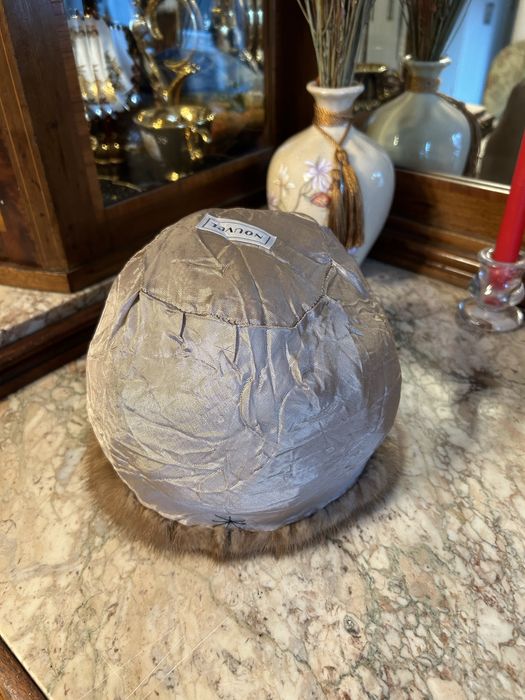 Caciula blana de vizon