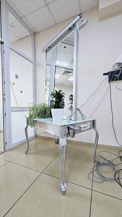 Двустороннее зеркало с монитором.