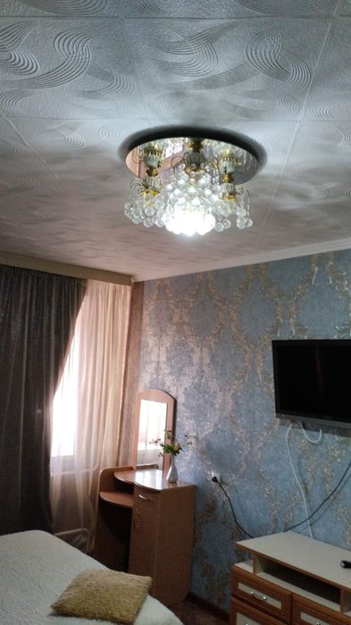 Продам  красивую зеркальную люстру