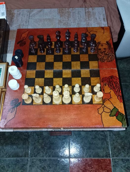 Шах-табла48/48 с дървени фигури и  пулове