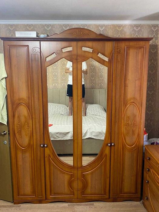 Шкаф, 2 тумбочки и комод с зеркалом