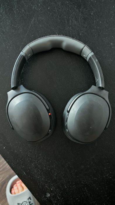 Vând câști VÂND CĂȘTI SKULLCANDY CRUSHER EVO
Cele mai populare căști când vine vorba de audio și bass 
Are o mica defecțiune la speaker-ul stâng d